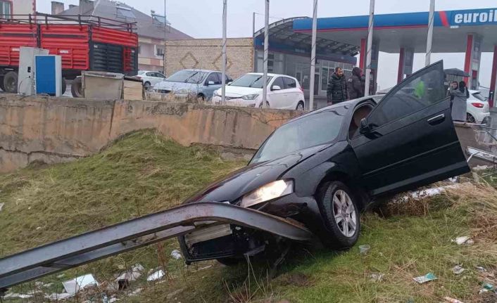 Muş-Bitlis kara yolunda 2 otomobil çarpıştı: 3 yaralı