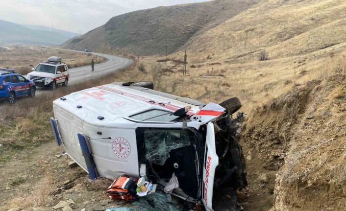 Muş’ta ambulans devrildi: 3 yaralı