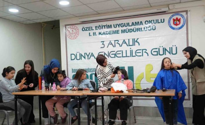 Muş’ta özel çocuklara kuaför sürprizi