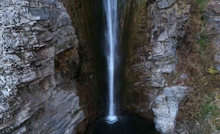 Mutki’nin saklı cenneti Gümüşkanat Şelalesi hayranlık uyandırıyor