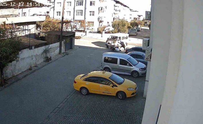 Nazilli’de minibüs önce motosiklete ardından park halindeki araçlara çarptı: 1 yaralı