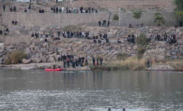 Nehre düşen terliğini almak isterken suya düşen çocuk kayboldu