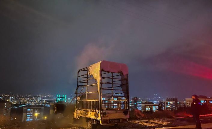 Niğde’de park halindeki kamyonette yangın çıktı