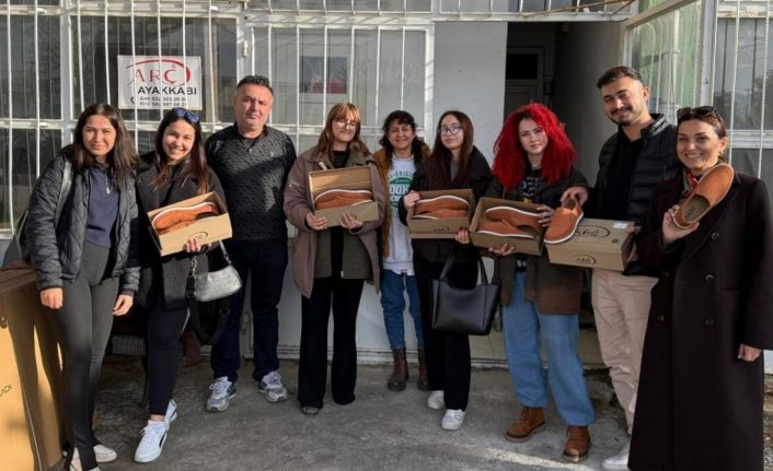 Öğrenciler babalarına ayakkabı yaptı