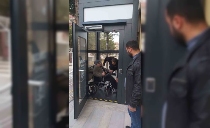 Okuldaki asansör engelini vali kaldırdı