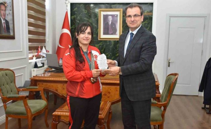 Olimpiyat madalyalı judocuya Kaymakam Güldoğan’dan plaket