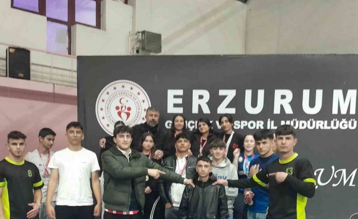 Oltulu liseliler bilek güreşinde rakiplerine geçit vermedi