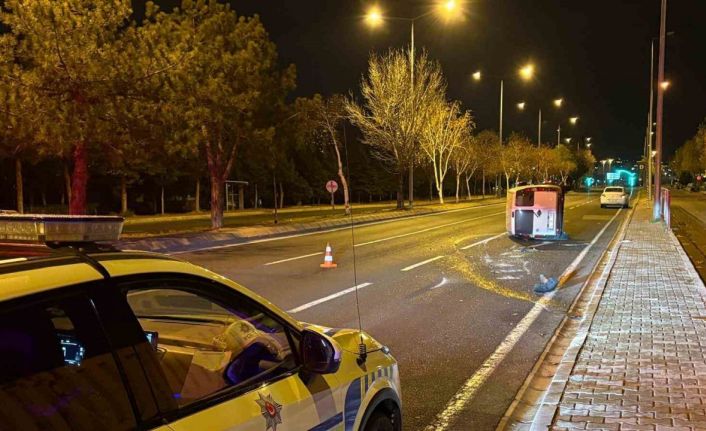 Önüne köpek çıkan araç yan yattı: 2 yaralı