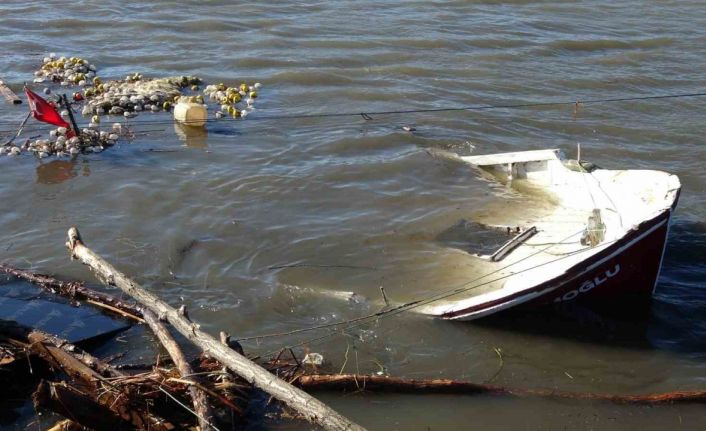 Ordu’da denizdeki fırtına hayatı felç etti: Dalgalar evlere zarar verdi, balıkçı teknesi parçalandı