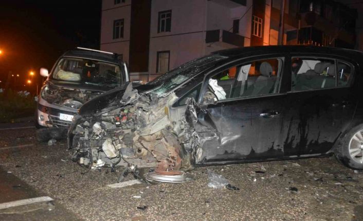 Ordu’da hafif ticari araç ile otomobil kafa kafaya çarpıştı: 1 ölü, 4 yaralı