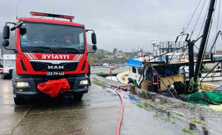 Ordu’da su alarak batma tehlikesi olan tekneye ekipler müdahale etti