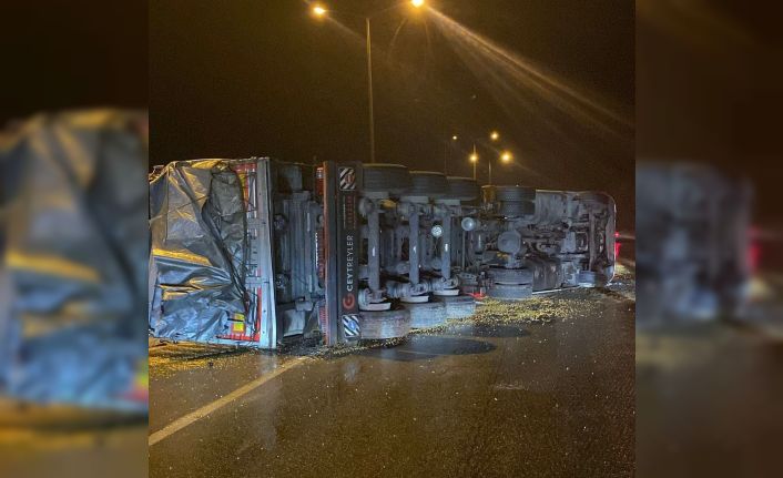 Osmaniye’de mısır yüklü kamyon devrildi: 1 yaralı