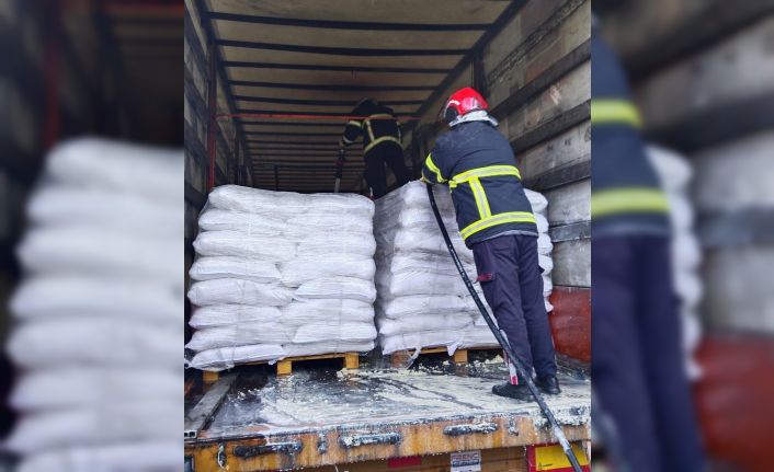 Osmaniye’de seyir halindeki soya yüklü tırda yangın çıktı