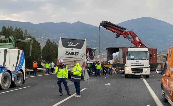 Osmaniye’de yolcu otobüsü tıra çarptı: 6 ölü, 11 yaralı