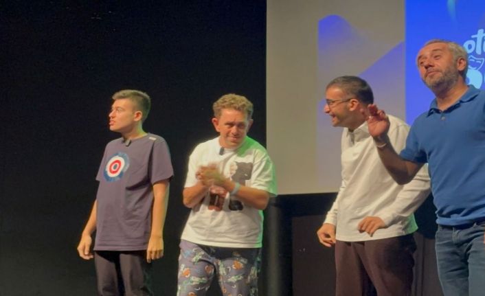 Otizmli bireylerin sahne performansı ayakta alkışlandı