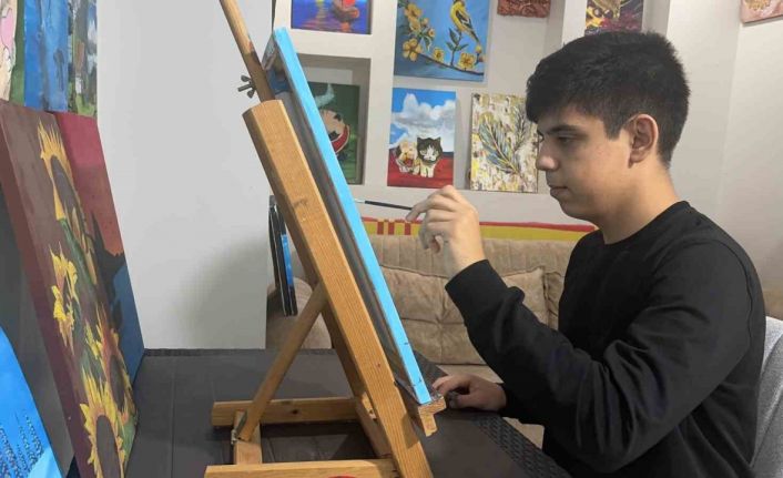 Otizmli çocuk ressam, sanatla kendi yolunu çizdi