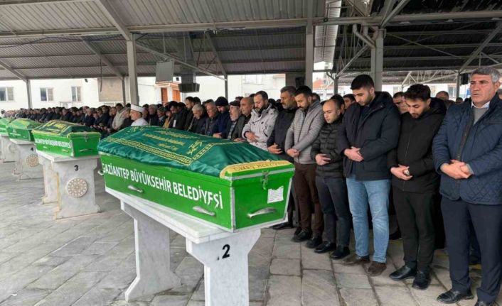 Otobüs kazasında hayatını kaybeden 3 kişi Gaziantep’te son yolculuğuna uğurlandı