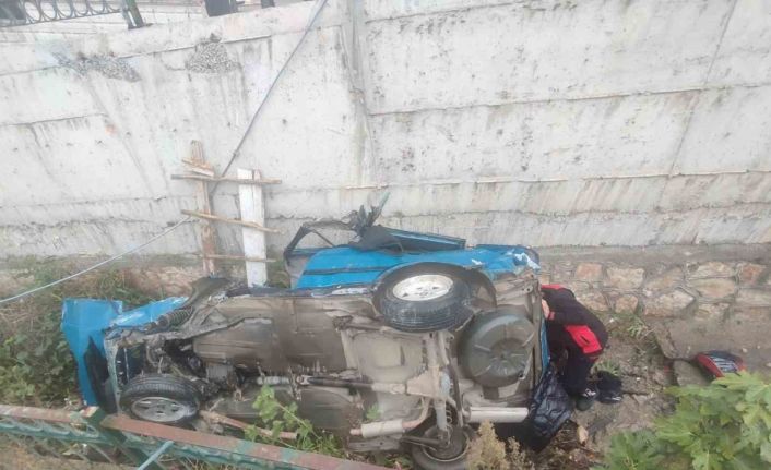 Otomobil drenaj kanalına uçtu: 3 yaralı