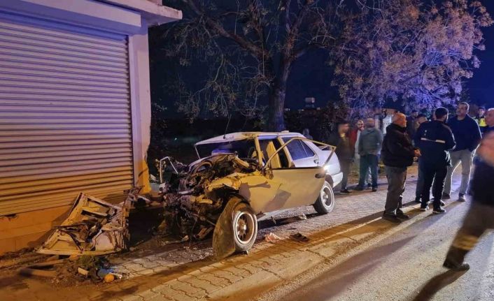 Otomobil konteynere, kamyonete ve evin duvarına çarptı: 1 ölü, 1 yaralı