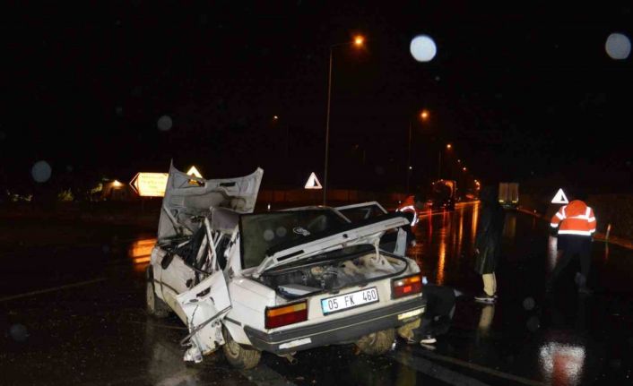 Otomobil tıra çarptı: 4 yaralı