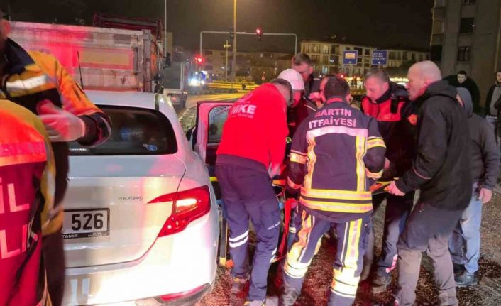 Otomobil tırın dorsesine saplandı:1 yaralı