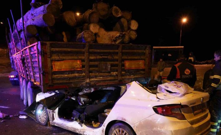 Otomobil tırın dorsesinin altında girdi: 1 kişi öldü, 2 kişi ağır yaralandı