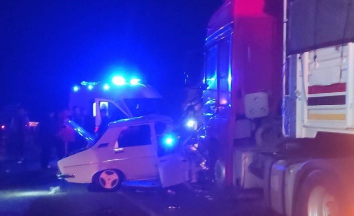 Otomobil tırlarla çarpıştı: 1 ölü, 1 yaralı