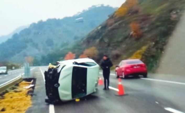 Otomobil yan yattı: 4 yaralı