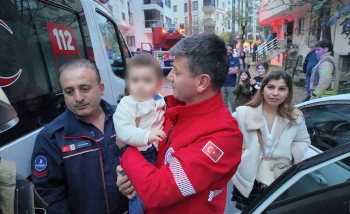 Otomobilde unutulan bebek kurtarıldı