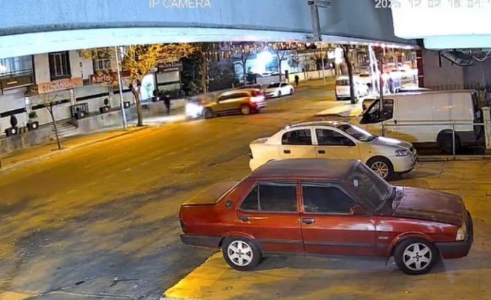 Otomobilin çarptığı motokurye yaralandı: Kaza anı kamerada