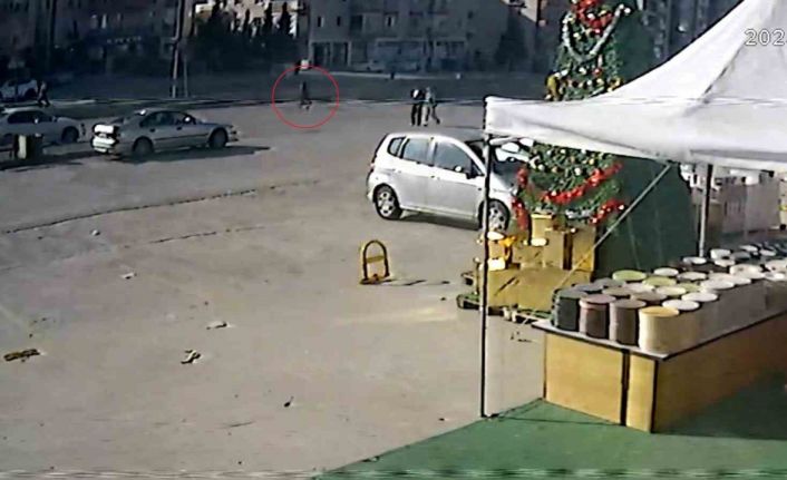 Otomobilin çarptığı yaşlı kadın metrelerce savruldu: O anlar kamerada