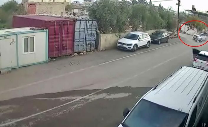 Otomobille çarpışan motosiklet sürücüsünün havada taklalar attığı anlar kamerada