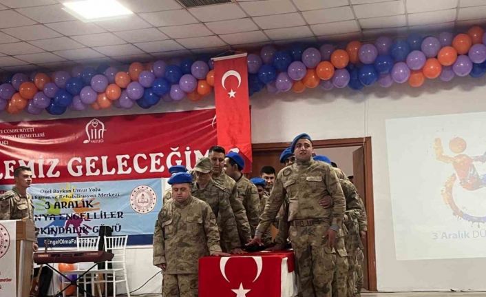 Özel bireyler askeri kamuflaj giyerek yemin törenine katıldı