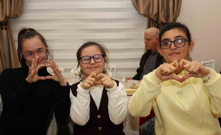 Özel bireyler müzik dolu gecede doyasıya eğlendi