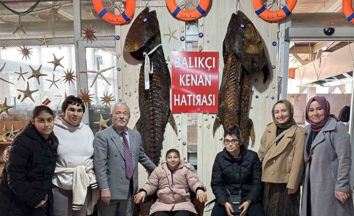 Özel gereksinimli bireyler, Türkiye Deniz Canlıları Müzesi’ni ziyaret etti