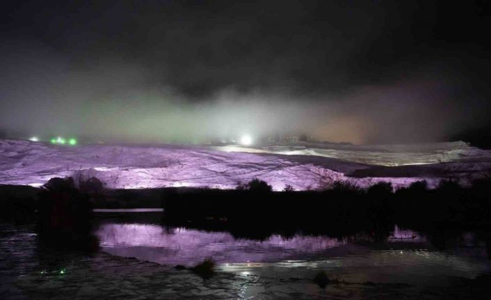 Pamukkale travertenlerinde yağmur sonrası oluşan sis, kartpostallık görüntüler oluşturdu
