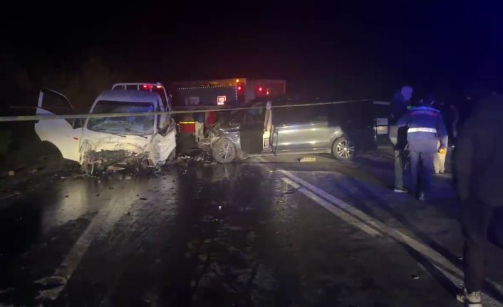 Panelvan ile kamyonet çapıştı: 1 ölü, 3 yaralı