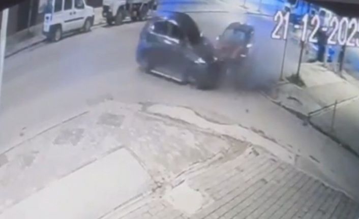 Park halindeki araca çarpan otomobildeki 4 kişi kazayı yara almadan atlattı