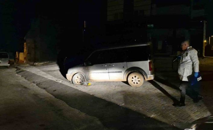 Park halindeki aracı benzin döküp ateşe verdi, alevler aracı sarmadan söndürüldü