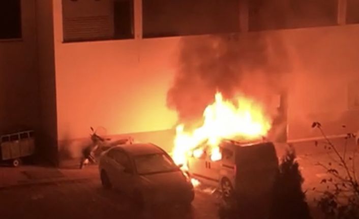 Park halindeki otomobil alev alev yandı, araç sahibi yakanın bulunmasını istedi