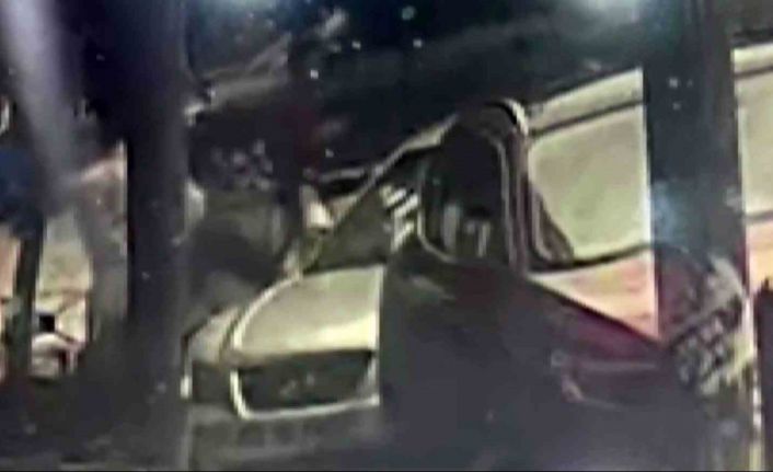 Park halindeki otomobilin dikiz aynasını tekme atıp kırdı
