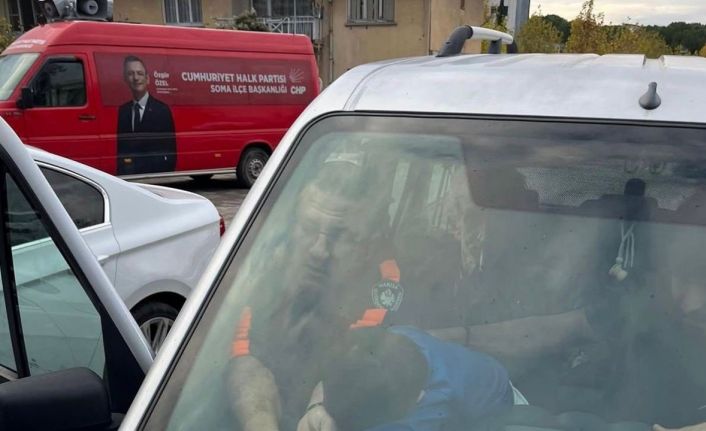 Parmakları aracın havalandırmasına sıkışan çocuğu itfaiye kurtardı