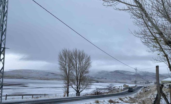 Patnos’ta mevsimin ilk karı yağdı