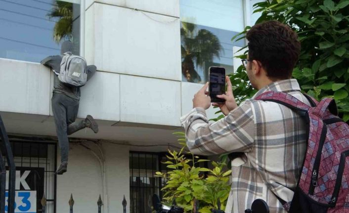 Penceredeki cansız manken ‘hırsız’ı görenler, polisi arıyor, taş atıyor