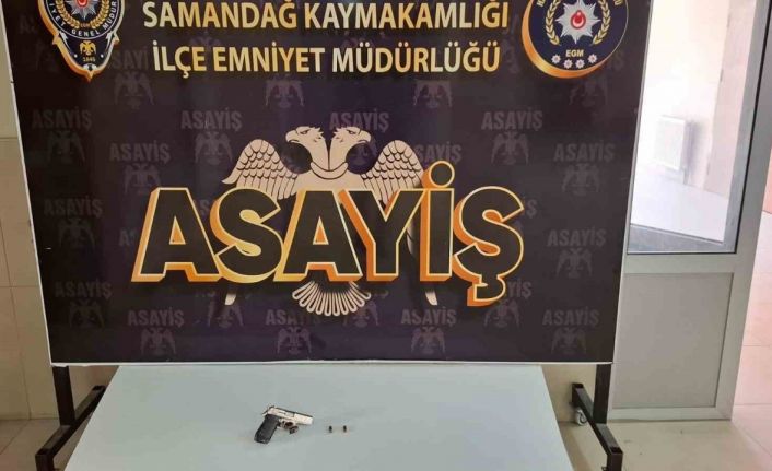 Polis silahla çevreye korku salan şahsı 100 kamerayı inceleyerek yakaladı