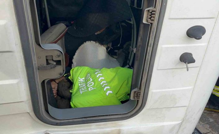 Polis üniformasını çıkarıp yaralının üzerini örttü