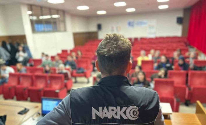 Polisten üniversite öğrencilerine uyuşturucu ile mücadele eğitimi