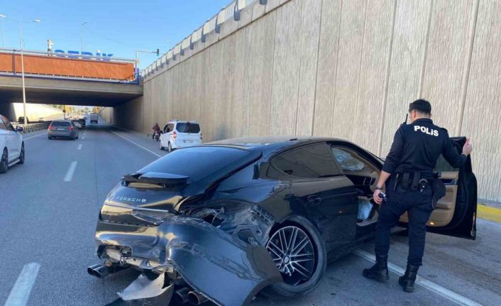 Porsche otomobil önce bir araca sonra alt geçit duvarına çarptı: 1 yaralı