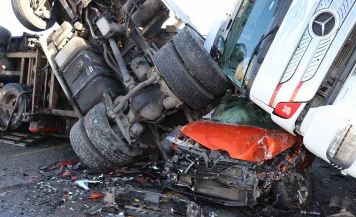 Posof’ta buzda kayan iki tır ve bir otomobil birbirine girdi: 1 yaralı