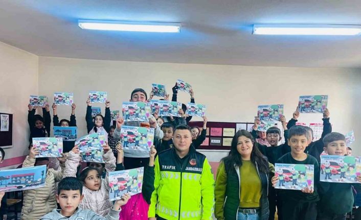 Pozantı’da ilkokul öğrencilerine trafik eğitimi